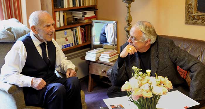 Stéphane Hessel échangeant avec Jacques Fadat sur "la tenture Olympe de Gouges" et les droits humains.
