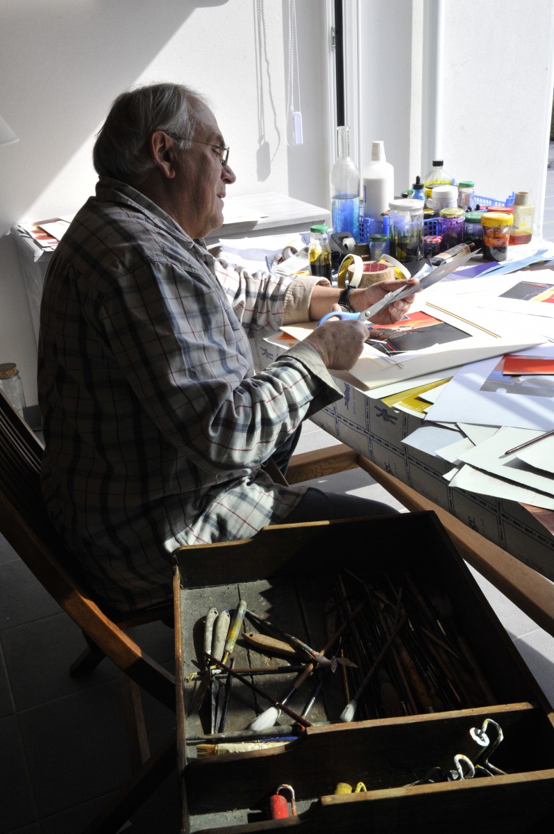 Jacques Fadat dans son atelier procédant à la réalisation des maquettes